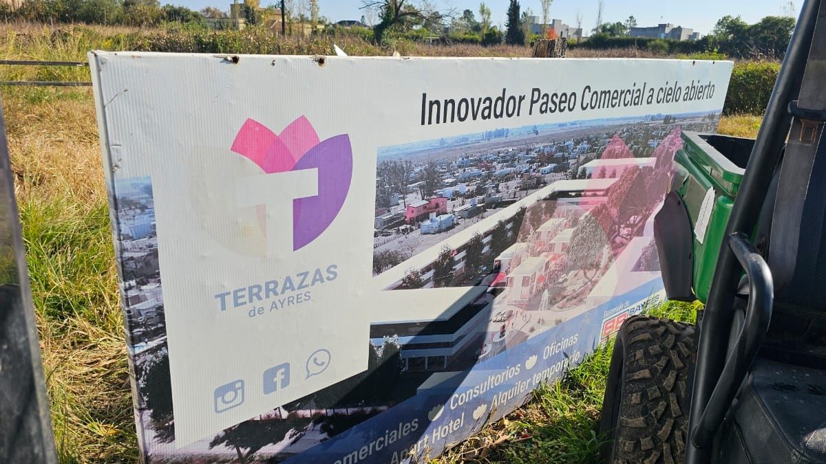 En la parte posterior del loteo, un cartel muestra cómo estaba pensado el proyecto final de Terrazas de Ayres. En la parte posterior del loteo, un cartel muestra cómo estaba pensado el proyecto final de Terrazas de Ayres.