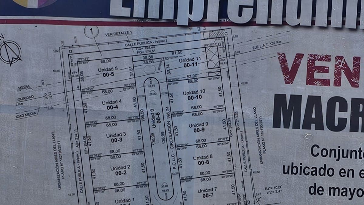 Un cartel se levanta sobre los terrenos bajo sospecha, donde se exponen los tamaños de los lotes de Terrazas de Ayre. Un cartel se levanta sobre los terrenos bajo sospecha, donde se exponen los tamaños de los lotes de Terrazas de Ayre.