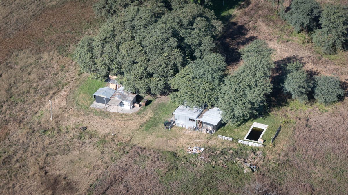 Una serie de construcciones e, incluso, una pileta, se observan en los terrenos donde se proyectaba la construcción de Terrazas de Ayres. Una serie de construcciones e, incluso, una pileta, se observan en los terrenos donde se proyectaba la construcción de Terrazas de Ayres.